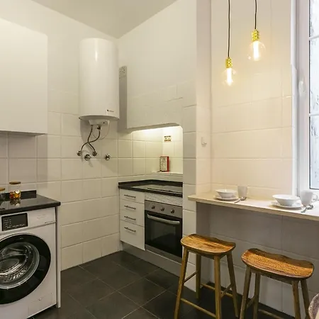 Apartman Downtown Flat With Design And Comfort At Downtown, 3rd-floor No Lift *